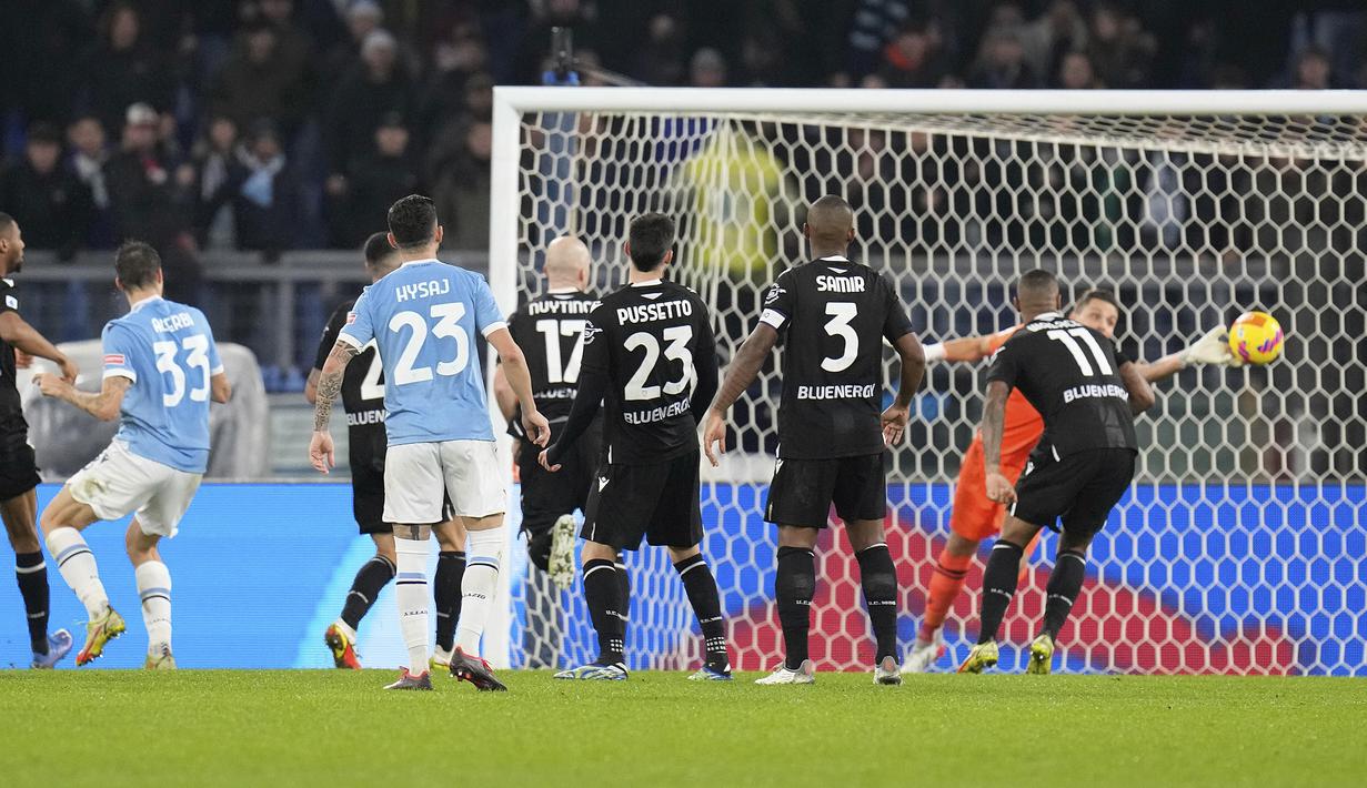 Lazio membuat kejutan saat berhasil unggul 4-3 melalui gol tandukan Francesco Acerbi pada menit ke-80. Gol yang sempat ditinjau ulang melalui rekaman VAR tersebut akhirnya tetap disahkan wasit. (AP/Gregorio Borgia)