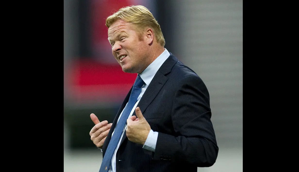 Keenam, Ronald Koeman memiliki sifat kepala batu. Ia tak terima kritik dari berbagai pihak, bahkan tetap memainkan formasinya walaupun hasilnya tidak memuaskan. (ANP/AFP/Robin Van Lonkhuijsen)