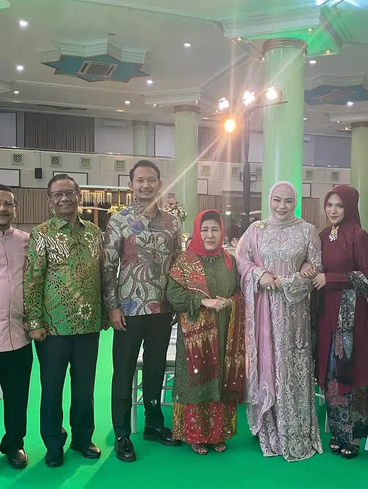 Zahwa Nadhira tampil anggun dalam balutan gaun marun, sementara Royhan Akbar tampil gagah dengan nuansa batik. Senyum dan tawa dari para tamu menandakan acara ini berlangsung penuh kebersamaan dan kekeluargaan. (Liputan6.com/IG/@dewirasyid1609)