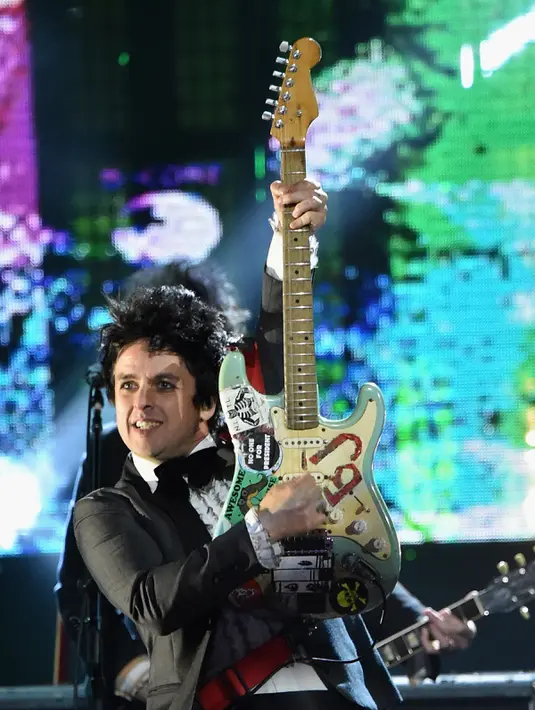 Billi Joe adalah vokalis dari Grup Band Green Day, Ia pernah mengaku dirinya adalah seorang biseksual seperti yang ia katakan kepada The Advocate pada 1995. (MIKE COPPOLA / GETTY IMAGES NORTH AMERICA / AFP)