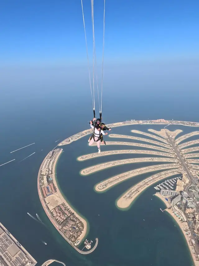 Potret Seru Febby Rastanty Jajal Skydiving di Dubai, Tetap Glowing di Ketinggian