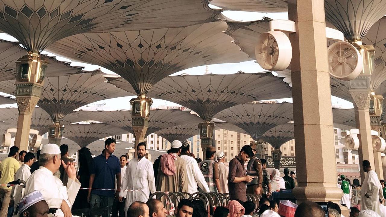 Sholat ashar adalah salah satu dari lima sholat wajib yang dilakukan oleh umat Islam sepanjang hari. Sholat ini memiliki arti penting dalam agama Islam dan merupakan cara bagi umat Islam untuk berhubungan dengan Allah dan mencari bimbingan dan berkah-Nya