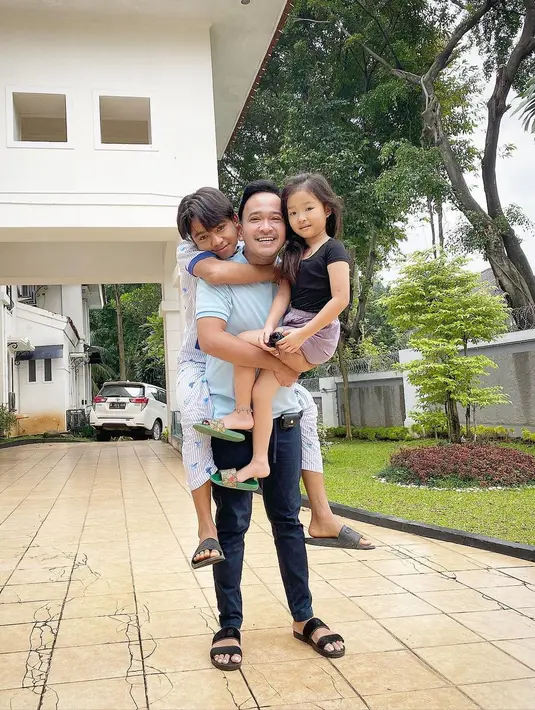 "Gue bahkan sudah ngomong, gue kalau ada apa-apa, ada salah satu pemakan yang kita bisa pesan, sudah dipesan," kata Ruben Onsu dalam channel YouTube Deddy Corbuzier. (Instagram/ruben_onsu)