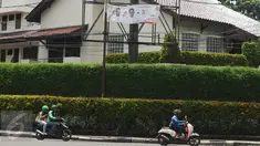 Spanduk paslon nomor urut 3 masih terpasang di pertigaan Jalan Hang Lekir, Jakarta, Senin (13/1). Hingga H-2 Pilkada DKI Jakarta, alat peraga kampanye masih terlihat di beberapa ruas jalan Ibukota. (Liputan6.com/Helmi Fithriansyah)
