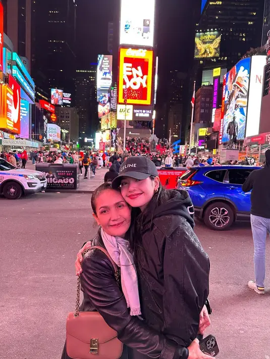 Pose mesra lainnya Lisa BLACKPINK dengan Chitthip Bruschweiler. Sama-sama mengenakan jaket hitam, Chitthip Bruschweiler menambahkan syal abu-abu yang dililitkan di lehernya, dan tas cokelat. Foto: Instagram.