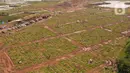 <p>Foto udara memperlihatkan warga melakukan ziarah di area pemakaman khusus COVID-19 di TPU Rorotan, Cilincing, Jakarta Utara, Rabu (4/5/2022). Sejumlah tempat pemakaman umum masih dipadati oleh keluarga yang melakukan ziarah di H+3 Lebaran. (merdeka.com/Imam Buhori)</p>