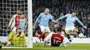 Gol Manchester City dicetak oleh Erling Haaland dan John Stones. Sementara itu gol Arsenal dipersembahkan Riccardo Calafiori dan Gabriel Magalhaes. (AP Photo/Dave Thompson)