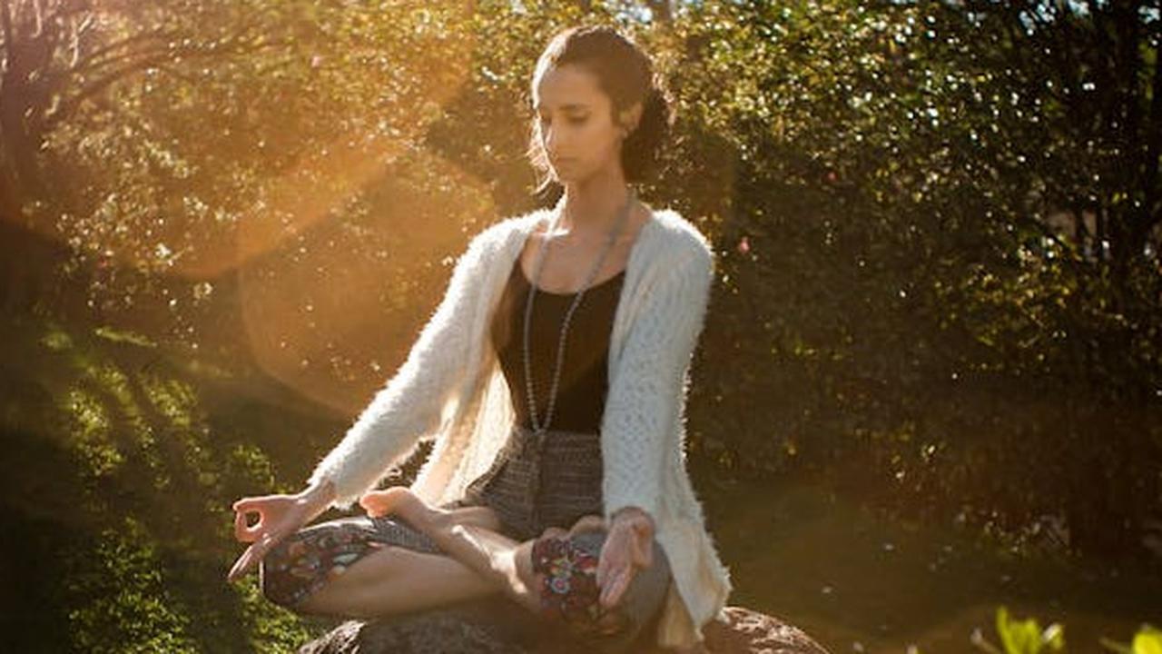 7 Gerakan Yoga yang Bisa Dilakukan Sore Hari untuk Energi Maksimal