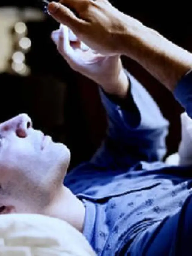 Dampak Buruk Main Handphone Sebelum Tidur