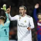 Winger Real Madrid Gareth Bale tampak kecewa setelah golnya ke gawang Barcelona dianuli dalam lanjutan Liga Spanyol di Camp Nou, Kamis (19/12/2019) dini hari WIB. Duel bertajuk El Clasico itu berakhir 0-0.(AP Photo/Joan Monfort)