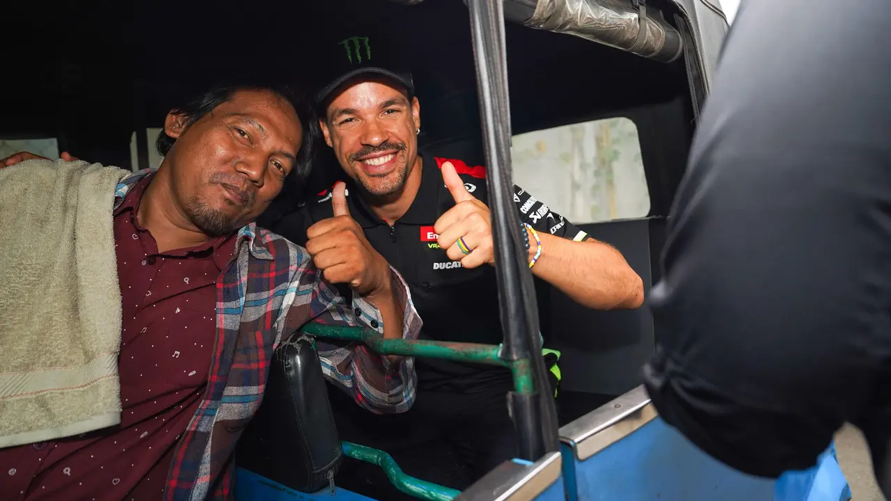 Pembalap Pertamina Enduro VR46 Racing Team Keliling Jakarta