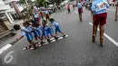 Sejumlah murid sekolah dasar bermain bakiak dalam festival  permainan tradisional rakyat Maluku didepan Balai Kota Ambon, Maluku, Senin (7/2). Festival tersebut diselenggarakan untuk memperingati Hari Pers Nasional. (Liputan6.com/Faizal Fanani)
