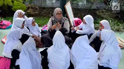 Suasana Pesantren Ramadhan di halaman Masjid Sunda Kelapa, Jakarta, Jumat (9/6). Cap Kaki Tiga memperingati HUT ke-80 tahun  dengan membagikan takjil kepada 10.000 anak Yatim dan Dhuafa di Jakarta dan Surabaya. (Liputan6.com/Johan Tallo)
