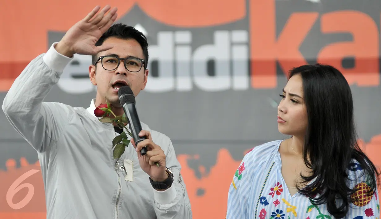 Selebritis Rafi Ahmad dan Nagita saat mengisi acara Pesta Pendidikan untuk memperingati Hari Pendidikan Nasional di RPTRA Kalijodo, Jakarta, Selasa (2/5). (Liputan6.com/Yoppy Renato)