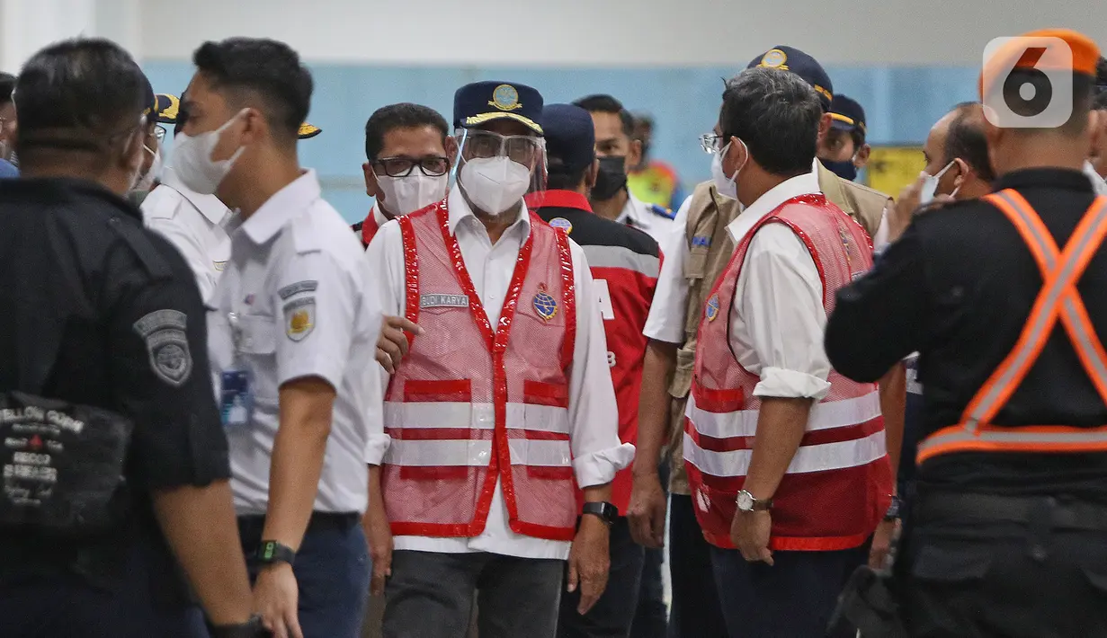 Menteri Perhubungan Budi Karya Sumadi meninjau peron dan jalur baru Stasiun Manggarai di Jakarta, Minggu (26/9/2021). Jalur layang (elevated track) KRL Bogor Line di Stasiun Manggarai yang terdiri dari empat peron bagi penumpang kereta relasi tujuan Jakarta-Bogor. (Liputan6.com/Herman Zakharia)