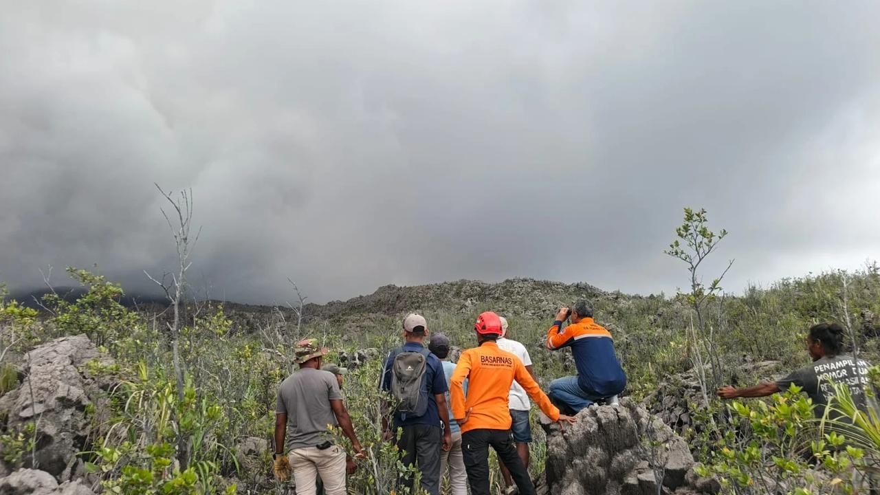 FOTO: Tim SAR Gabungan Evakuasi Pendaki Terdampak Erupsi Gunung Dukono