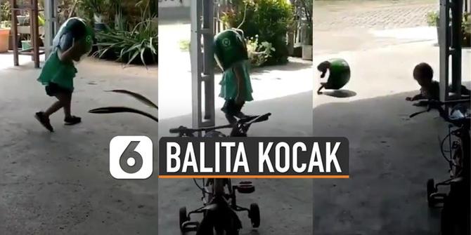 VIDEO: Aksi Kocak Balita Pakai Helm Kebesaran
