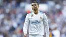 Striker Real Madrid, Cristiano Ronaldo, tampak kecewa saat ditaklukkan Barcelona pada laga bertajuk El Clasico La Liga di Santiago Bernabeu, Sabtu (23/12/2017). Real Madrid takluk 0-3 dari Barcelona. (AP/Francisco Seco)