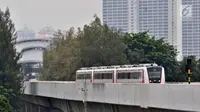 Rangkaian kereta LRT rute Kelapa Gading-Velodrome saat melakukan uji coba dari Stasiun Velodrome, Jakarta, Senin (25/2). Saat ini pembangunan LRT Kelapa Gading-Velodrome secara keseluruhan sudah mencapai 99,4 persen.  Merdeka.com/Iqbal S Nugroho)