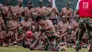 Prajurit Kopossus saat bertarung bebas dalam peringatan HUT ke-67 Kopassus di Markas Kopassus, Cijantung, Jakarta, Rabu (24/4). HUT ke-67 Kopassus bertema ' Mewujudkan prajurit Kopassus yang profesional, kuat, dan tangguh serta Adaptif menghadapi Tantangan Global.' (Liputan6.com/Faizal Fanani)