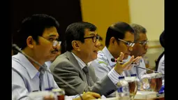 Menteri Hukum dan HAM Yasonna H Laoly saat memaparkan rencana strategis Kemenkum HAM pada rapat kerja dengan Komisi III DPR di ruang rapat Komisi III DPR, Senayan, Jakarta, Rabu (21/1/2015). (Liputan6.com/Andrian M Tunay)