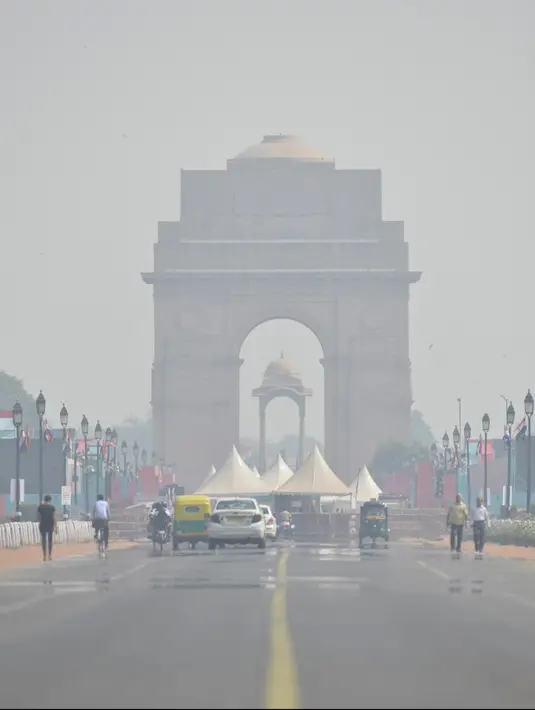 Polusi udara terlihat di sekitar monumen Gerbang India di New Delhi (15/10/2019). Pemerintah New Delhi melarang penggunaan generator diesel pada 15 Oktober karena tingkat polusi di ibu kota India tersebut melampaui batas aman lebih dari empat kali. (AFP Photo/Sajjad Hussain)