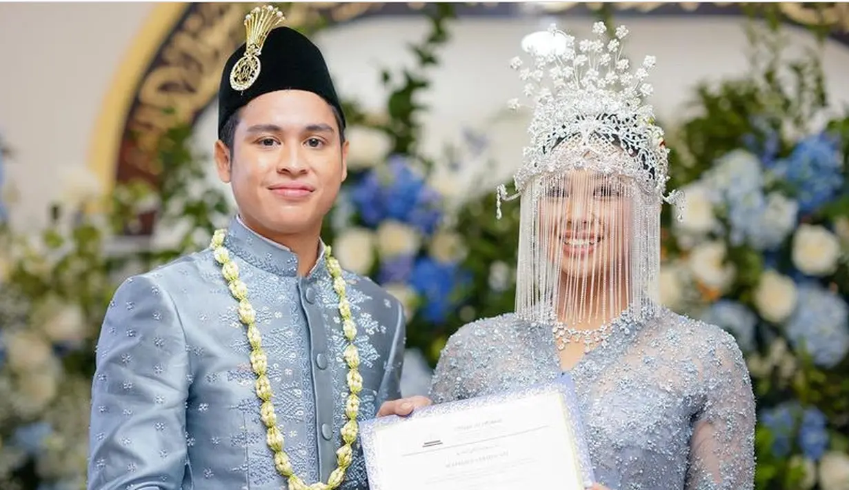 <p>Atheera pun lengkap mengenakan mahkota pengantin adat Betawi Siangko. Mahkotanya memiliki cadar yang berwarna silver dilengkapi kembang goyang di bagian belakang. [@sandiuno]</p>