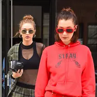 Tampilan denim on denim yang trendi ala Hadid Sisters. (Sumber foto: hawtcelebs.com)