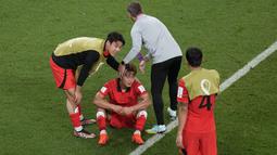 Kekecewaan dan kesedihan pun tak dapat ditutupi ketika laga usai. Sang arsitek, Paulo Bento pun langsung memasuki lapangan untuk menenangkan para pemainnya. (AP Photo/Ebrahim Noroozi)