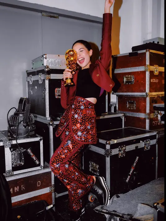 Lagi, kombinasi menarik OOTD Maudy Ayunda dengan batik. Di sini, ia terlihat mengenakan tank top hitam yang ditumpuknya dengan cropped blazer merah yang serasi dengan celana panjang dari kain batik berdesain unik. [Foto: Instagram/maudyayunda]