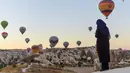 Sejumlah balon udara panas yang membawa wisatawan terbang di atas Nevsehir di wilayah Cappadocia, Turki (5/9). (AFP Photo/Yasin Akgul)