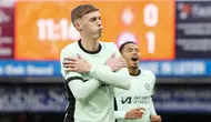 Pemain Chelsea, Cole Palmer, melakukan selebrasi setelah mencetak gol ke gawang Luton Town pada laga pekan ke-20 Premier League 2023/2024 di Kenilworth Road, Sabtu (30/12/2023). The Blues menang dengan skor tipis 3-2. (AP Photo/Alastair Grant)