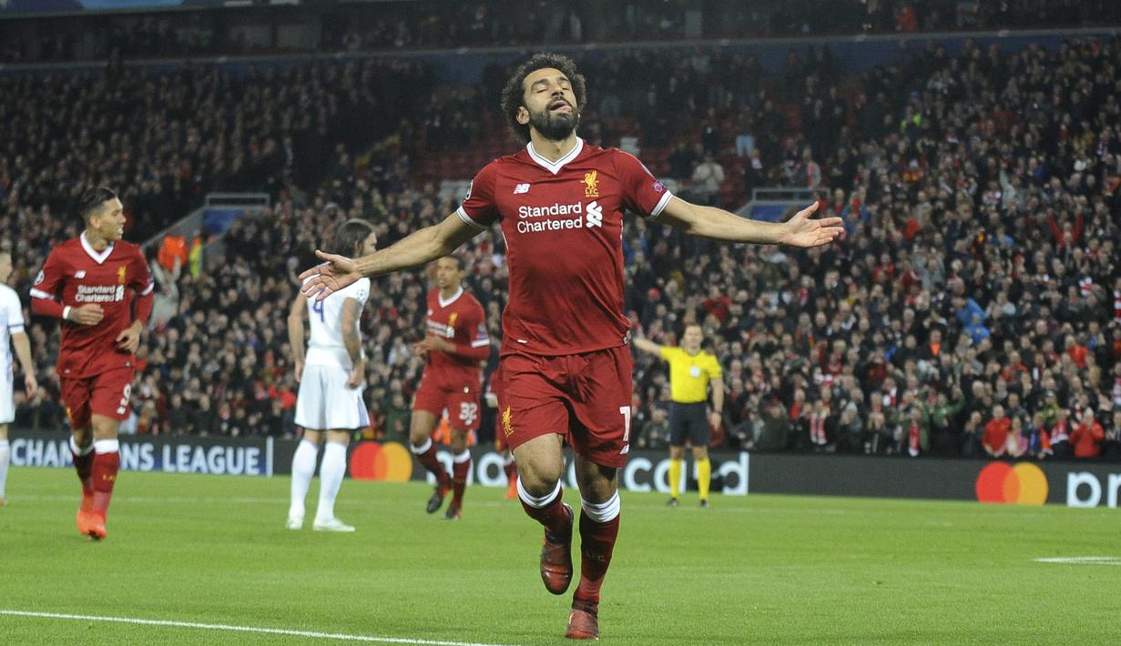 Pemain Liverpool, Mohamed Salah merayakan golnya ke gawang Maribor pada laga Liga Champions grup E di Stadion Anfield, Liverpool, (1/11/2017). Liverpool menang 3-0. (AP/Rui Vieira)