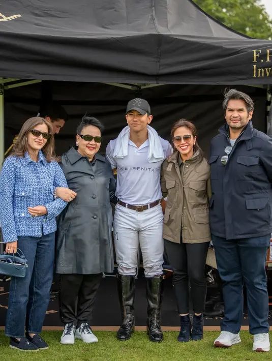 Ia hadirkan gaya yang sophisticated. Begitu juga dengan sang istri Anisha Rosnah. [Foto: Instagram/ tmski]