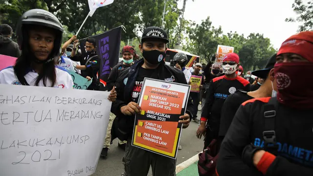Aksi Buruh Geruduk Balai Kota Jakarta
