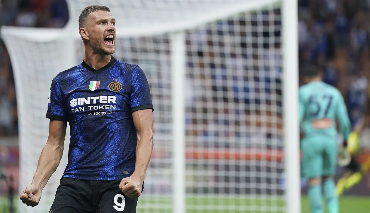 Tak puas dengan keunggulan 3-0, Inter Milan tambah angka di menit ke-87 lewat Edin Dzeko. Striker baru Nerazzurri tersebut berhasil menanduk umpan yang diberikan oleh Arturo Vidal. Skor telak 4-0 bertahan hingga akhir laga. (Foto: AP/Antonio Calanni)