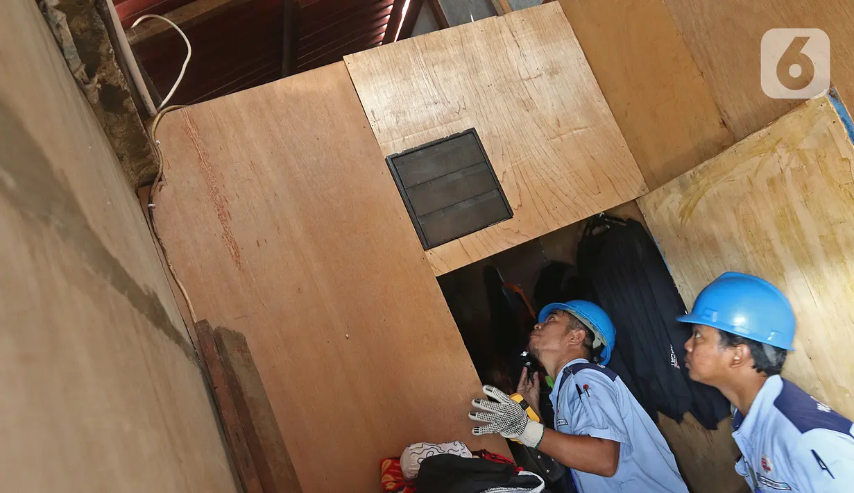 Petugas sedang mengecek aliran listrik di gang royal kawasan Penjaringan, Jakarta, Senin (10/2/2020). Pemkot Jakarta Utara bersama instansi terkait, melakukan penyegelan bangunan dan Penertiban Pemakaian Tenaga Listrik (P2TL) di kawasan Gang Royal. (Liputan6.com/Herman Zakharia)