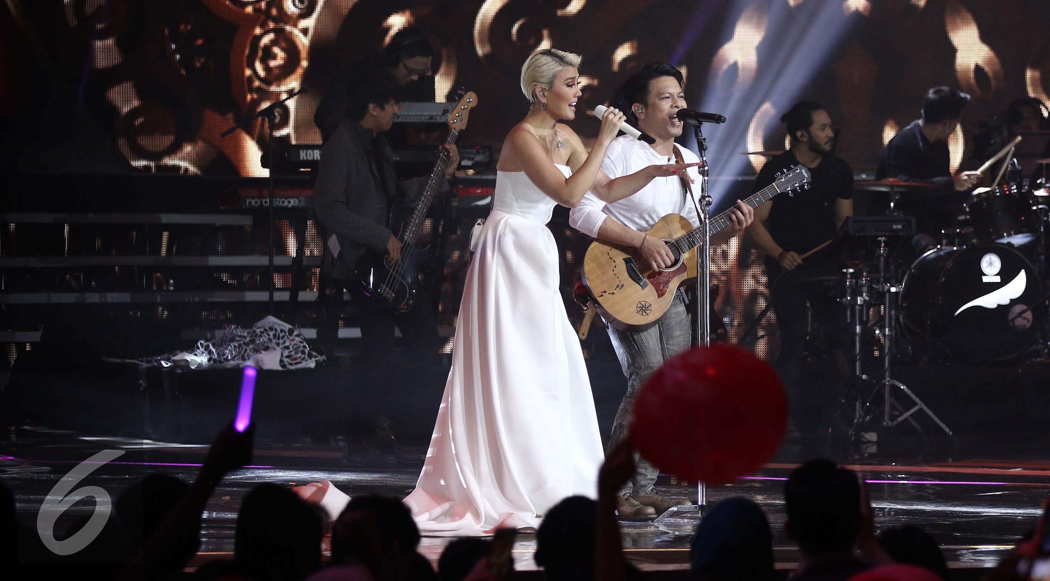 Kolaborasi Agnez Mo dan NOAH dalam acara HUT ke-27 SCTV. (Herman Zakharia/Liputan6.com)
