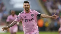 Pemain Inter Miami, Lionel Messi melakukan selebrasi setelah mencetak gol ke gawang Philadelphia Union pada laga Piala Liga 2023 di Subaru Park, Chester, Pennsylvania, 15 Agustus 2023. (AP Photo/Chris Szagola)