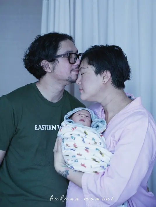 "June sekarang tuh udah mulai makan yang pasti. Udah makan buah, sayuran, karena giginya belum tumbuh," ujar Poppy Sovia. (Instagram/popsovia)