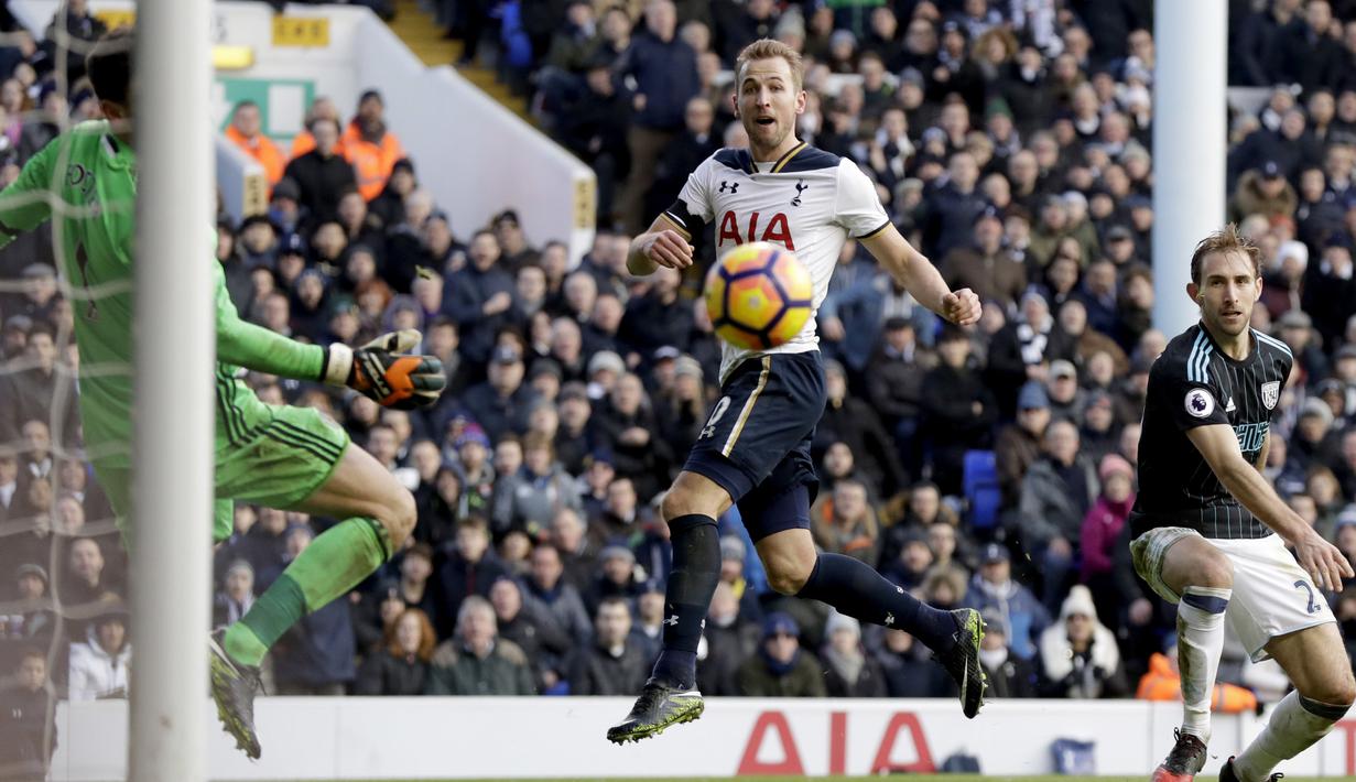 Penyerang Tottenham Hotspur, Harry Kane (tengah) mencetak hat-trick ke gawang West Bromwich Albion pada laga Premier League pekan ke-21 di White Hart Lane stadium, London, Sabtu (14/1/2017). Spurs menang 4-0. (AP/Matt Dunham)