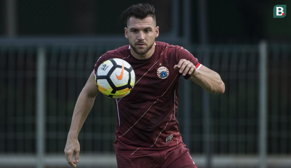 Pemain Persija Jakarta, Marko Simic, mengontrol bola saat latihan di Lapangan ABC, Jakarta, Jumat (30/3/2018). Latihan ini persiapan jelang laga Liga 1 melawan Arema FC. (Bola.com/Vitalis Yogi Trisna)