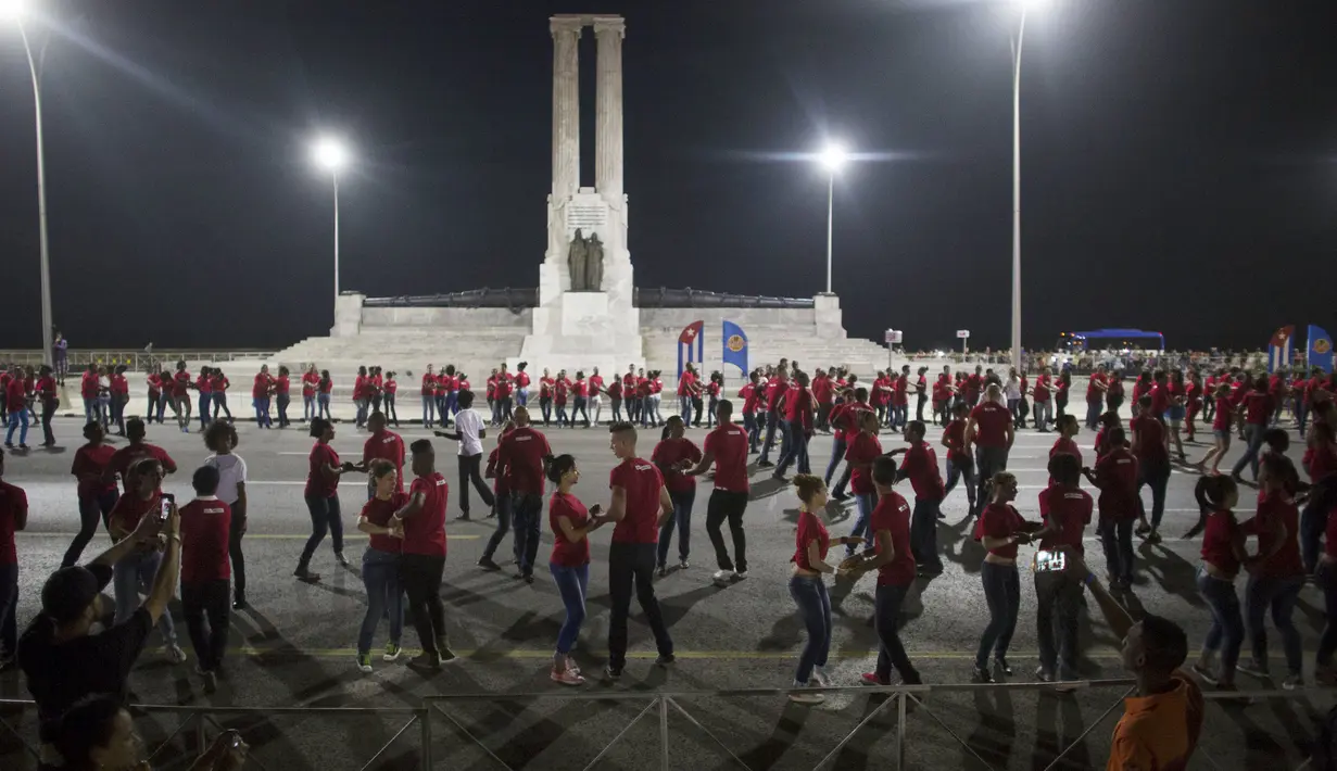  Ribuan Penari menari bersama untuk memecahkan rekor dunia untuk peserta terbanyak menari " rueda de casino " di Havana, Kuba, (25/11). " rueda de casino " merupakan tarian koreografi dari Kuba. (REUTERS/Alexandre Meneghini)