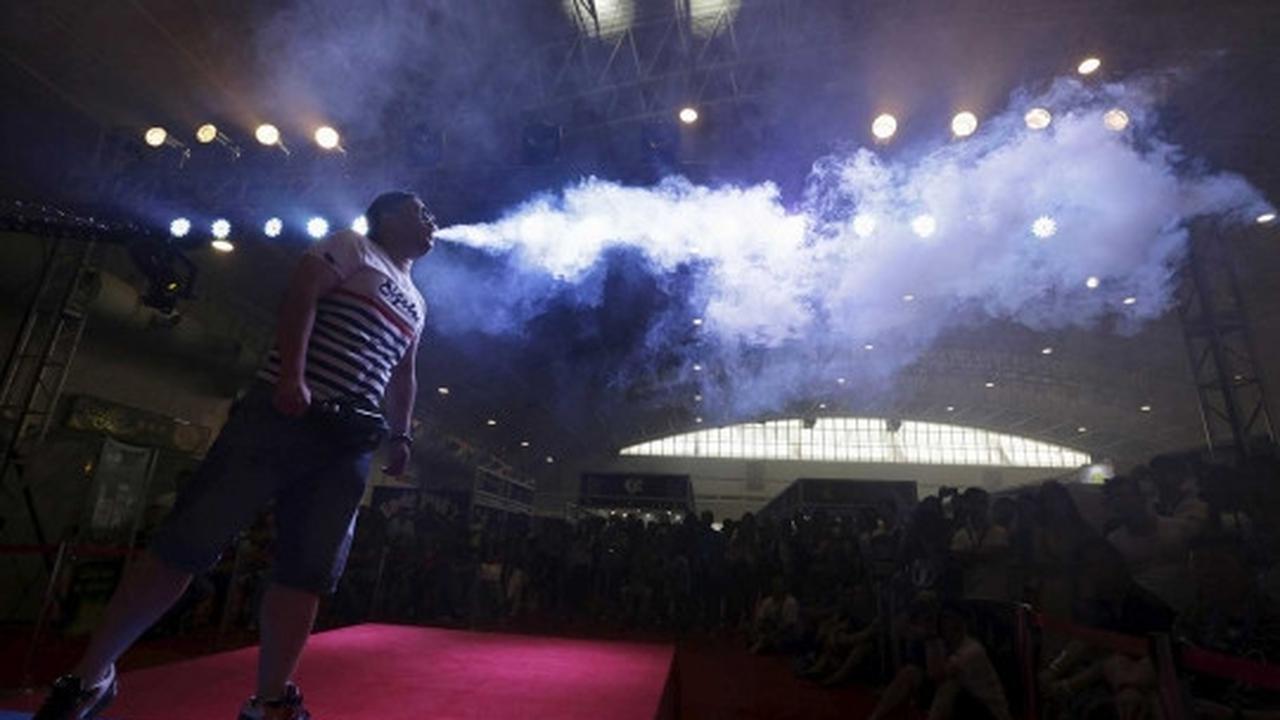 Antusiasme pengunjung & sales isap e-rokok di Vape China Expo
