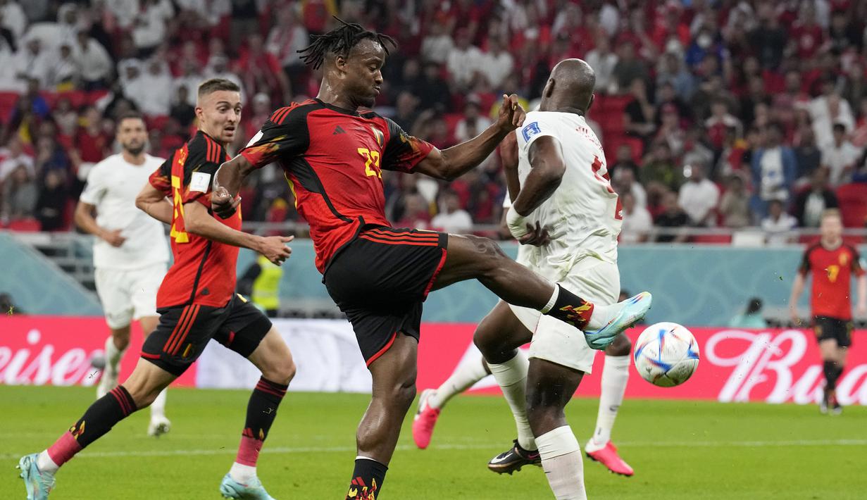 Timnas Belgia gantian mendapat peluang emas pada menit ke-24. Sepakan Michy Batshuayi dari dalam kotak penalti masih dapat diblok pemain belakang Kanada. (AP/Natacha Pisarenko)