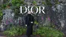 Lily Collins mengenakan jaket wol dan sutra hitam Dior Winter 2024-2025 di atas turtleneck kasmir hitam serta rok wol dan sutra hitam. Dia juga memakai sepatu Dior. [Dok/Dior]