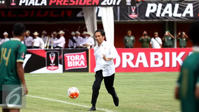 Presiden Joko Widodo menendang bola