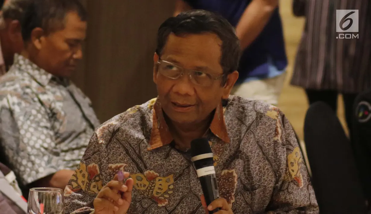 Mantan Ketua Mahkamah Konstitusi, Mahfud MD memberi pandangan saat diskusi persoalan dualisme kepemimpinan di tubuh Dewan Perwakilan Daerah (DPD) RI di Jakarta, Rabu (13/2). (Liputan6.com/Helmi Fithriansyah)