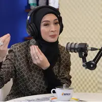 Donita menceritakan pengalamannya saat menjalankan ibadah umrah pertamanya. Kejadian tersebut saat istri Adi Nugroho itu menjalankan umrah tahun 2011 lalu. Kista endometriosis yang diidapnya hilang usai minum air zamzam di Tanah Suci. [Youtube/BPKH RI]