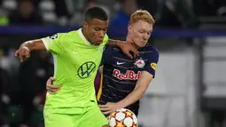 Pemain Wolfsburg Aster Vranckx (kiri) berebut bola dengan pemain Salzburg Nicolas Seiwald pada pertandingan Grup G Liga Champions di Stadion Volkswagen Arena, Wolfsburg, Jerman, 2 November 2021. Wolfsburg menang 2-1. (AP Photo/Michael Sohn)